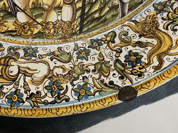 Een grote Italiaanse majolica wapenschotel, atelier Francesco Grue, Castelli, 17e eeuw